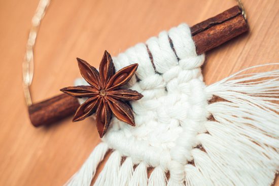 Návod na výrobu macramé ozdoby na skořici