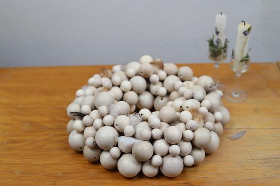 Návod na výrobu věnce z korálků, který dozdobíte podle ročního období