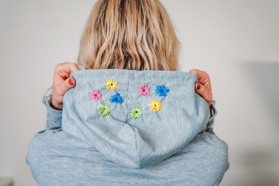 Upcyklovaná mikina s výšivkou