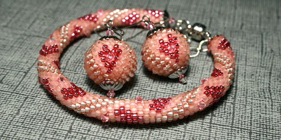 Háčkované náušnice se srdíčky SWAROVSKI