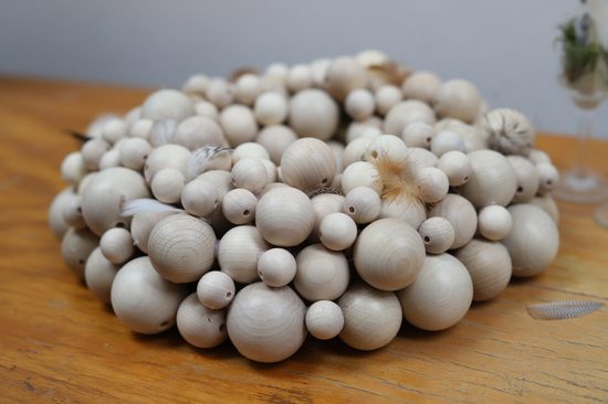 Návod na výrobu věnce z korálků, který dozdobíte podle ročního období