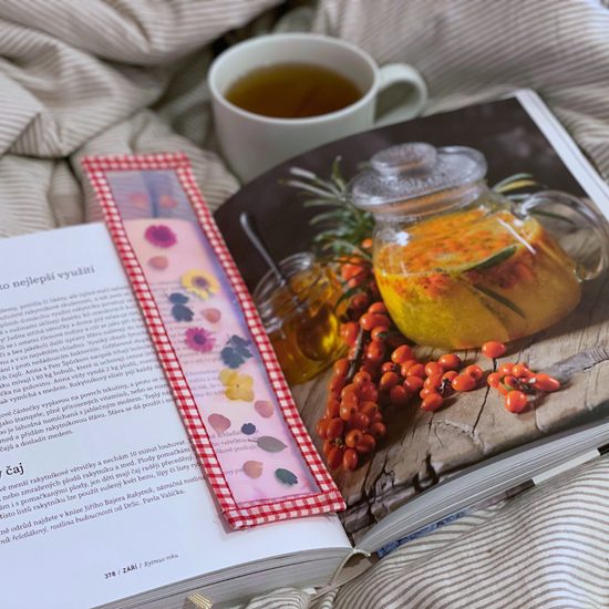 Návod na výrobu květinové záložky do knihy