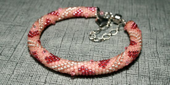 Návod na výrobu háčkovaného nárameku se srdíčky SWAROVSKI