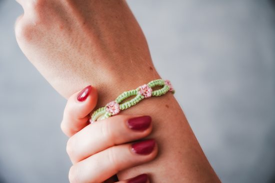 Návod na výrobu náramku přátelství s kytičkami