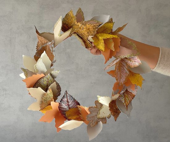 Papírový věnec s podzimním listím
