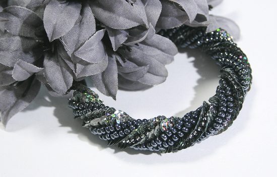 Zimní náramek s flitry