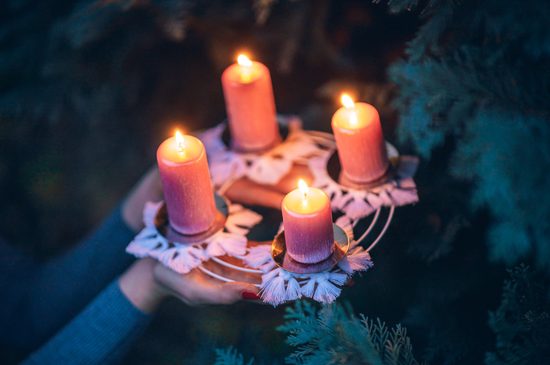 Návod na výrobu drátěného adventního věnce s macramé vločkami