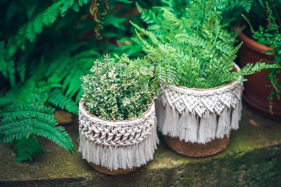 Košík s macramé aplikací