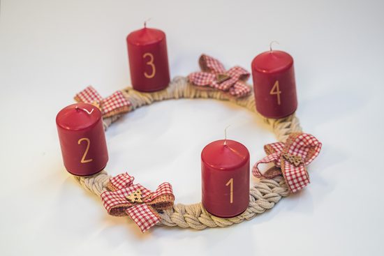 Adventní věnec opletený macramé