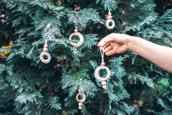 Návod na výrobu macramé ozdoby na dřevěném kroužku