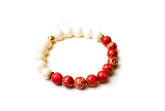 Návod na výrobu náramku s bílým korálem a červeným jaspisem