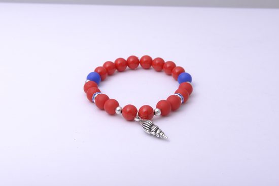 Návod na výrobu červeného náramku s mušlí