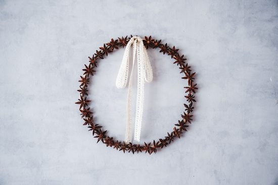 Vánoční věnec z badyánu