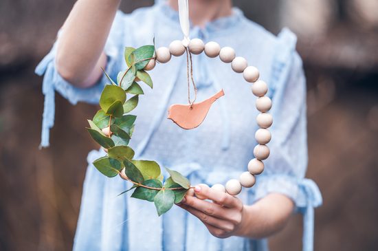 Návod na výrobu věnce z dřevěných korálků s ptáčkem