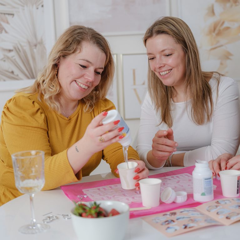 Manumi kreativní sada na výrobu přívěsků z křišťálové pryskyřice s motivy písmenek a číslic