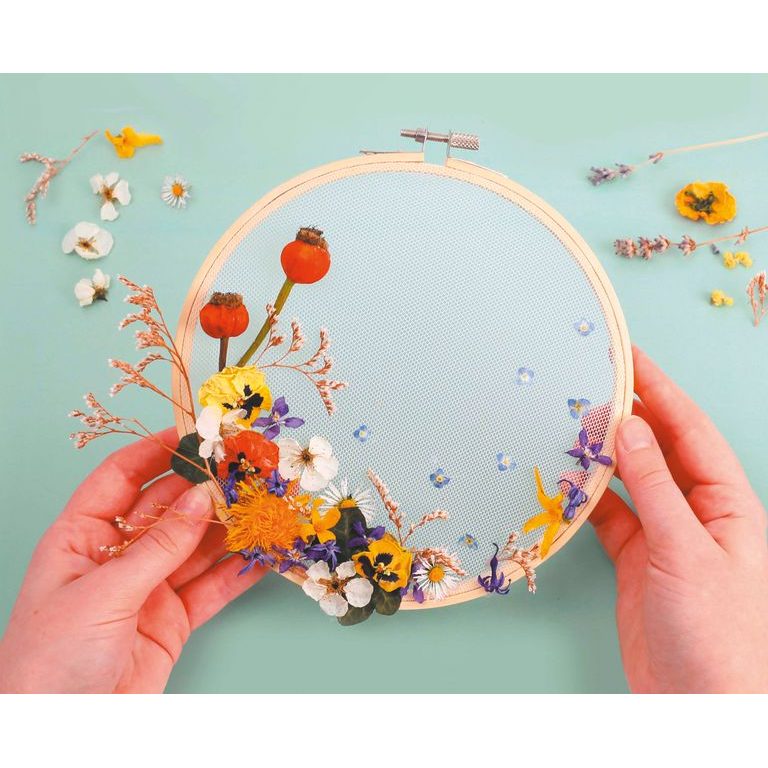 Wall decoration with dried flowers creative kit