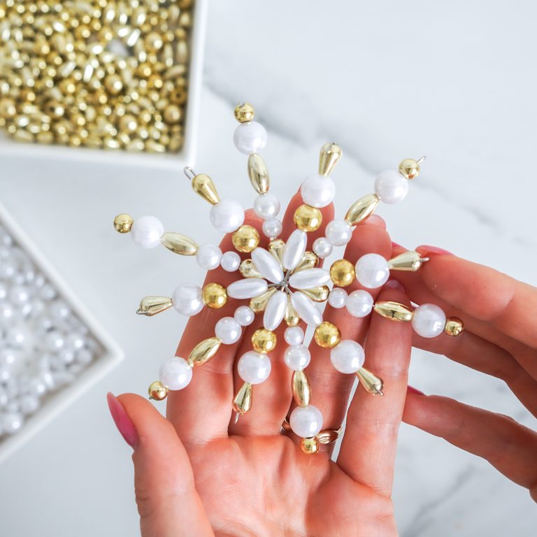 Manumi creative kit for making Christmas stars from beads