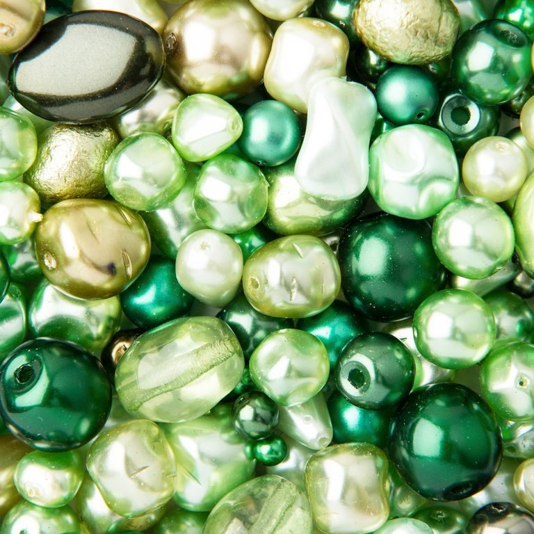 Glass pearls mix green