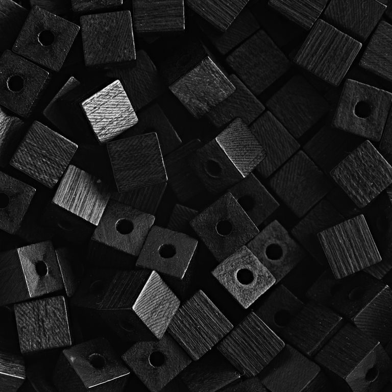 Drevené koráliky kocka 6x6mm čierna