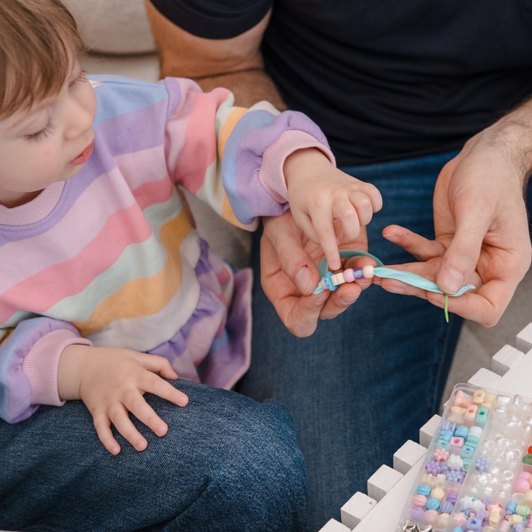 Manumi kreativní sada na výrobu náramků z korálků pro děti