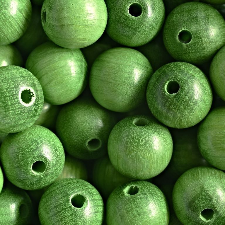 Drevené koráliky guľôčka 12mm tmavo zelená