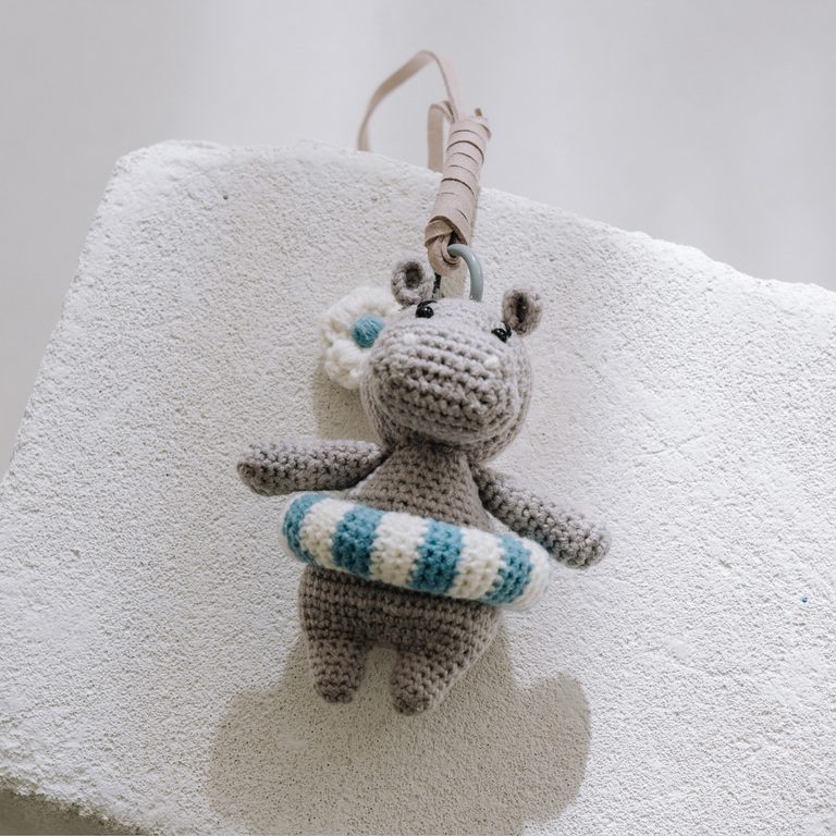 Manumi creative crochet set for a Hippo pendant