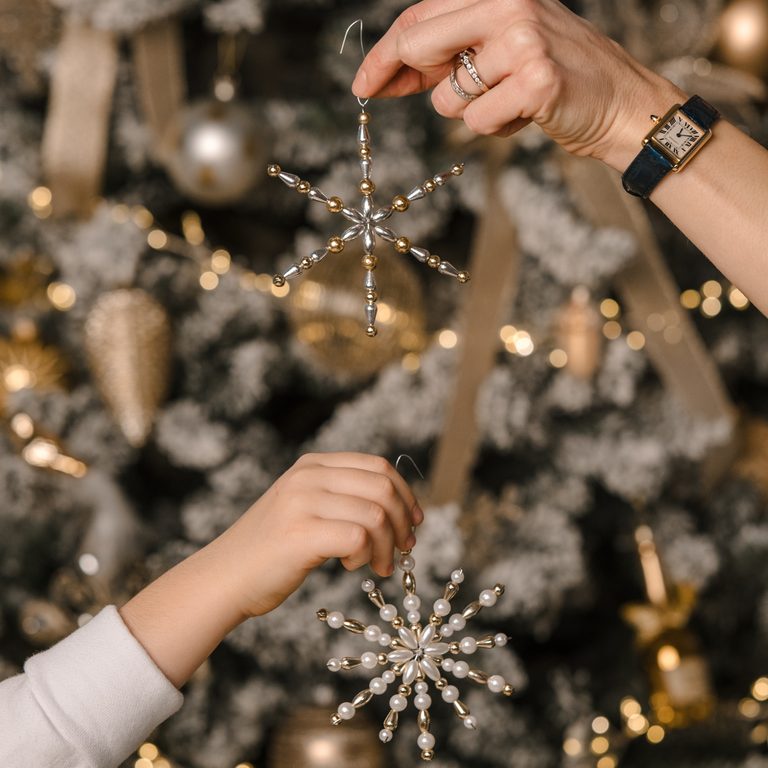 Manumi creative kit for making Christmas stars from beads