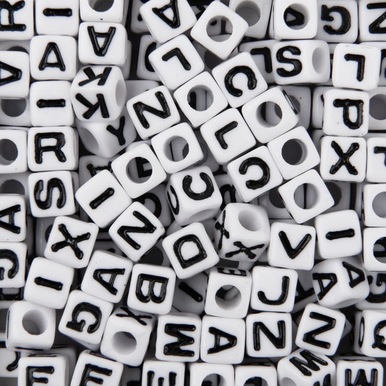 Biely mix plastových korálikov 7 mm s písmenami