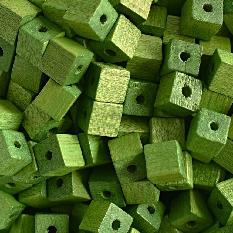 Drevené koráliky kocka 6x6mm tmavo zelená