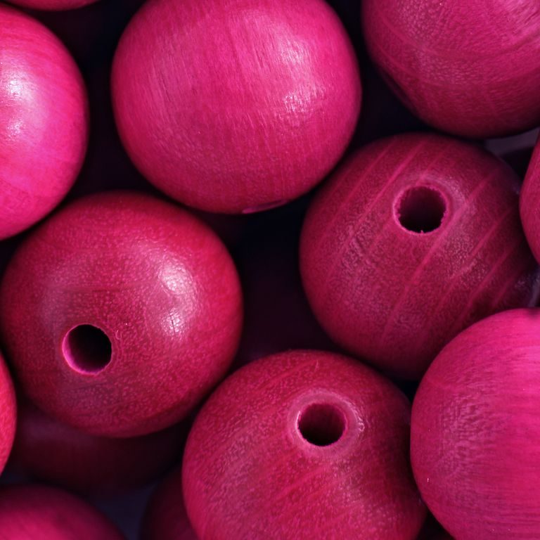 Drevené koráliky guľôčka 20mm červenofialová