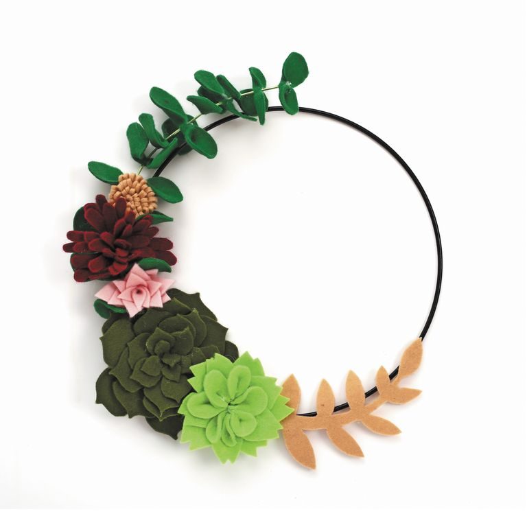 Creative set for making circular decoration with succulents