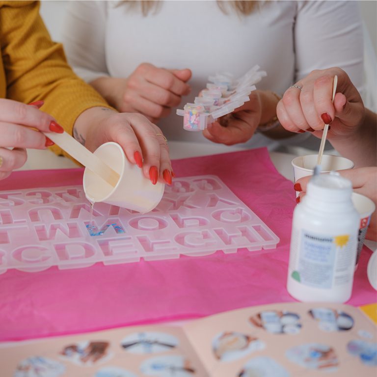 Manumi kreativní sada na výrobu přívěsků z křišťálové pryskyřice s motivy písmenek a číslic