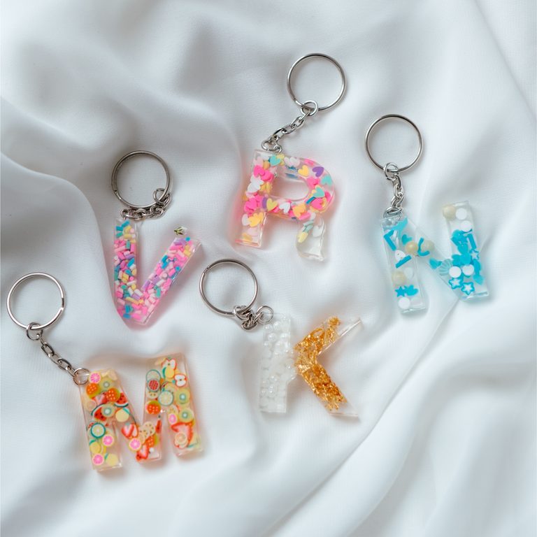 Manumi kreatívna sada na výrobu príveskov z krištáľovej živice s motívmi písmeniek a číslic