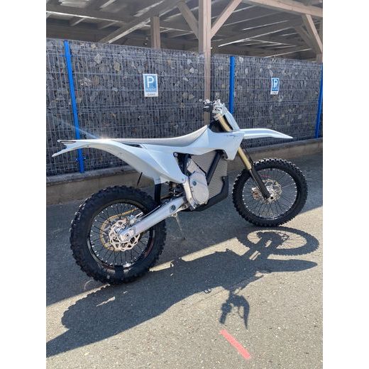 STARK VARG EX 60HP SNOW WHITE + POLEPY A KRYTY ZDARMA