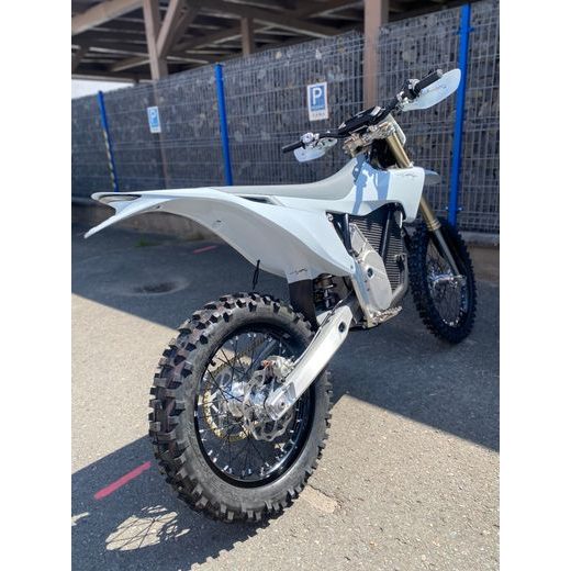 STARK VARG EX 60HP SNOW WHITE + POLEPY A KRYTY ZDARMA