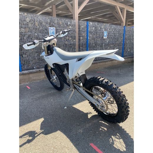 STARK VARG EX 60HP SNOW WHITE + POLEPY A KRYTY ZDARMA