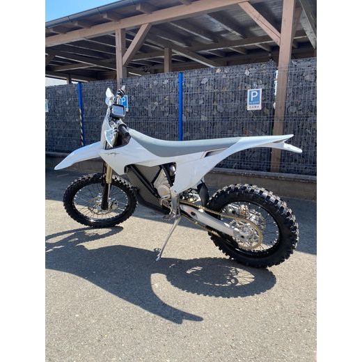 STARK VARG EX 60HP SNOW WHITE + POLEPY A KRYTY ZDARMA