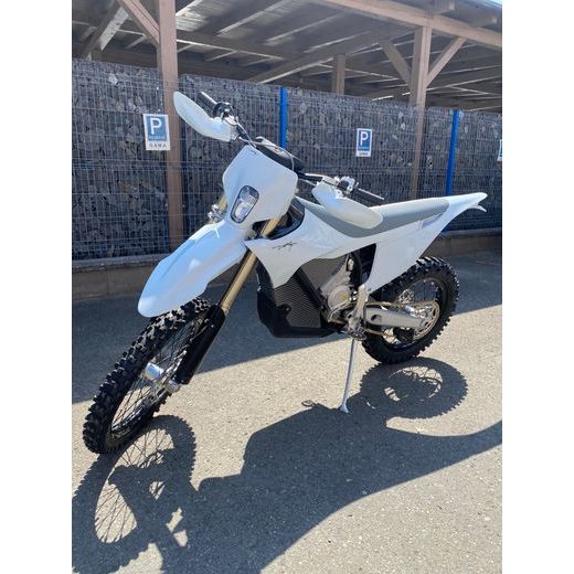 STARK VARG EX 60HP SNOW WHITE + POLEPY A KRYTY ZDARMA