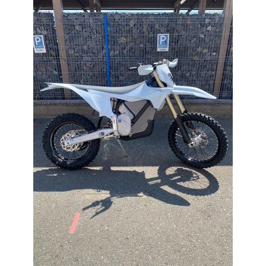 STARK VARG EX 60HP SNOW WHITE + POLEPY A KRYTY ZDARMA