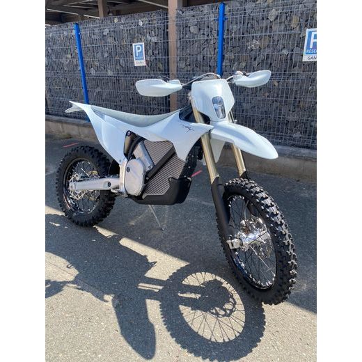 STARK VARG EX 60HP SNOW WHITE + POLEPY A KRYTY ZDARMA
