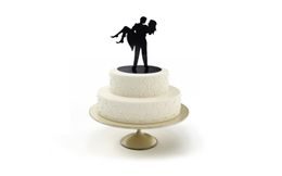 Silueta novomanželů v náručí - svatební figurky na dort