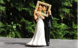 Silueta novomanželov v náručí - svadobné figúrky na tortu