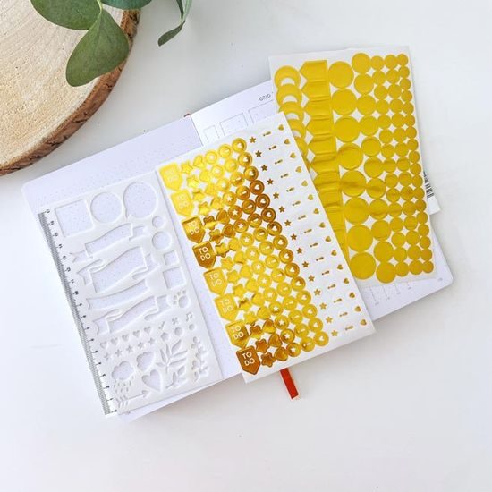 Bullet journal with dots by Tereza Florianova