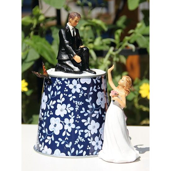 Kneeling groom and waving bride 3+1 free - wedding cake figurines