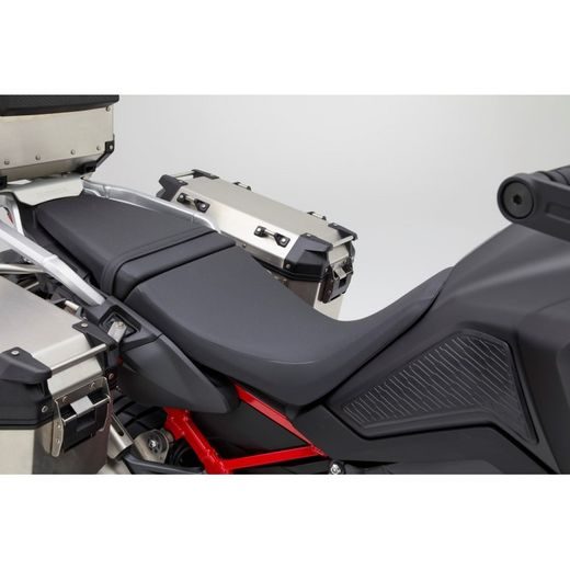 NIŽŠÍ SEDLO - ČERVENÉ/ČERNÉ MOTO (BARVA *R138L* NENÍ DOPORUČENA PRO L2/L4)