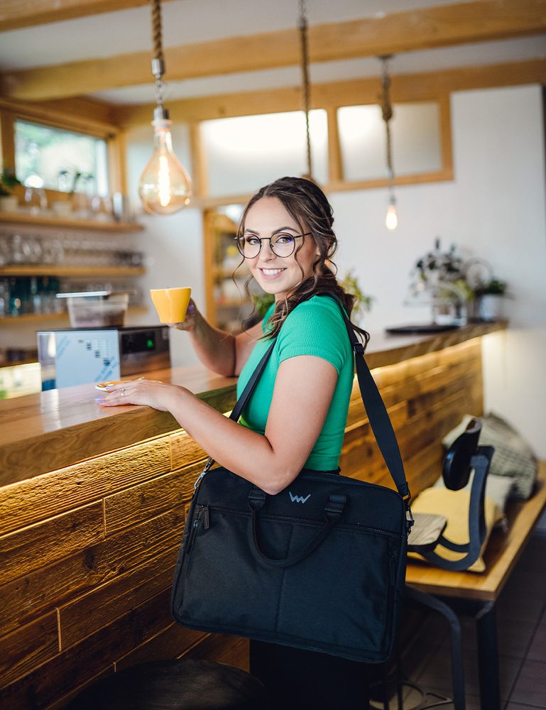 VUCH Memories Black.

Glavno zapenjanje z zadrgo
Zunanji žep z zadrgo + predal na magnet
Notranjost je razdeljena na dva dela
Nastavljiv pas
 TechniC
Kolekcija, ki sta jo navdihnila mesto in narava!
Na prestolu priljubljenosti že nekaj časa kraljujeta nahrbtnika Mellor in Noel, iz njunih lastnosti pa je nastalo kar nekaj velikih naslednikov.