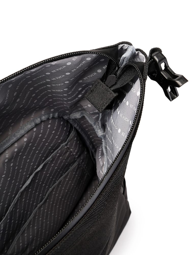 VUCH Tayte Small Black.

Glavno zapiranje z zadrgo
Izdelan iz trdnega materiala
Prostor razdeljen v dva žepa
Velik žep za prenosnik
Zunanji žepki z zadrgo
Trak čez prsni koš
Oblazinjeni naramni trakovi in hrbet za udobno nošenje
 Nahrbtniki
Časi, ko so nahrbtniki pomenili le šolske torbe ali športne kose za gorske pohode, so že zdavnaj mimo.