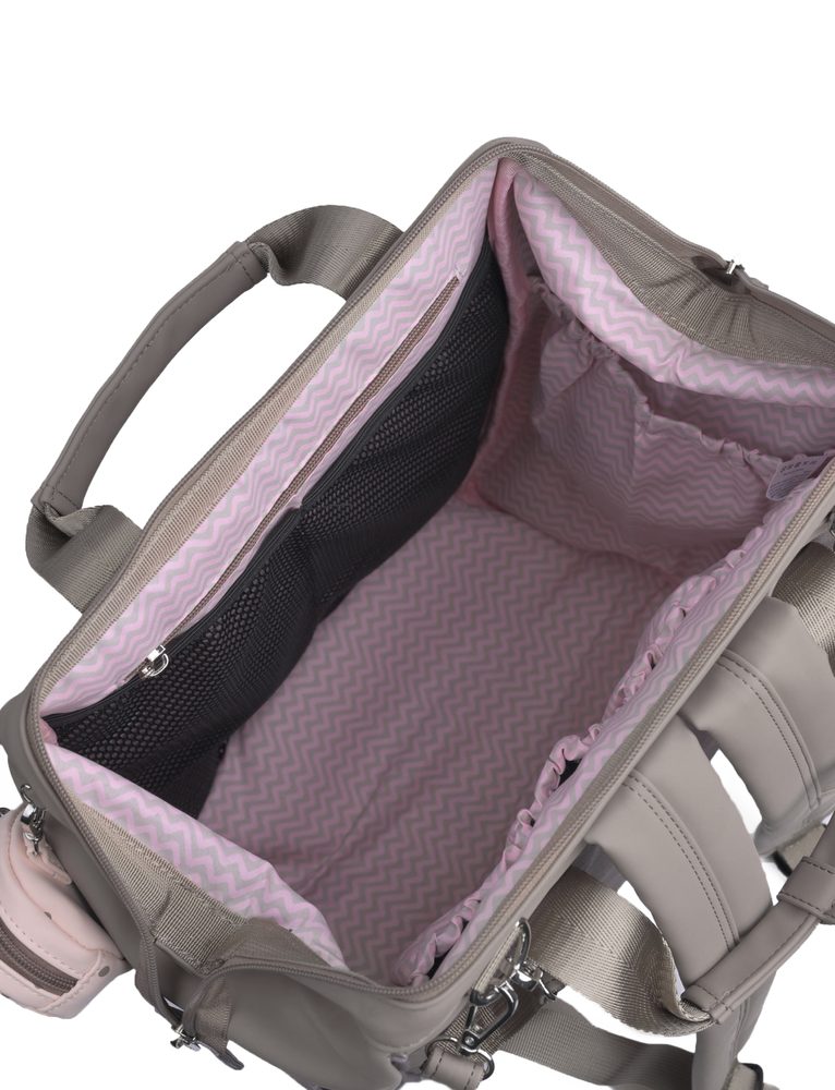 VUCH Ferron Brown.

Glavno zapenjanje z zadrgo
Zanka za pritrditev na voziček
Snemljiv etui za stekleničke
Veliko notranjih in zunanjih žepov
 Nahrbtniki
„Praktičnost, udobje in funkcionalnost.