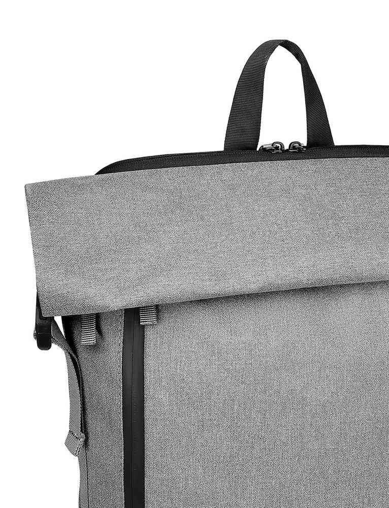 VUCH Tayte Small Men Grey.

Glavno zapiranje z zadrgo
Izdelan iz trdnega materiala
Prostor razdeljen v dva žepa
Velik žep za prenosnik
Zunanji žepki z zadrgo
Pas čez prsni koš
Oblazinjeni naramni trakovi in hrbet za udobno nošenje
 Moški nahrbtniki
Dovršenost, preprostost, karakter in stil.