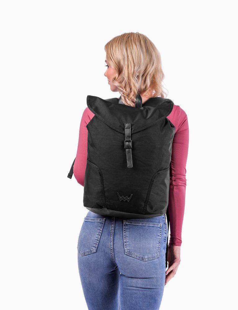 VUCH Joanna Jaunt Black.

 Glavno zapiranje na magnet
 Dva zunanja žepa za steklenico
 Ojačan žep za prenosnik
Prostoren varnostni žep na hrbtu pod naramnicami
 Notranji žepki z zadrgo
Oblazinjen hrbet in naramnice za udobno nošenje
 Nahrbtniki
Časi, ko so nahrbtniki pomenili le šolske torbe ali športne kose za visoke gore, so že davno minili.